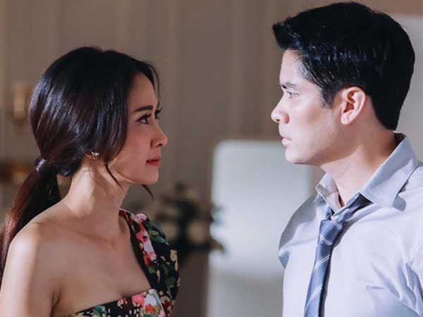 Thấy mẹ khom lưng giặt quần áo còn vợ lại bế con xem phim trên nhà, chồng đùng đùng nổi giận hất văng cái TV, song lập tức anh phải hối hận
