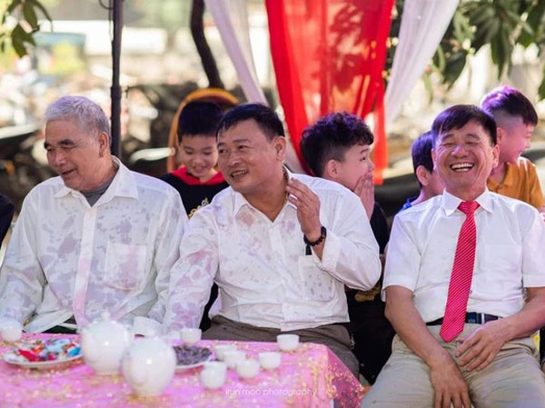 Cười ra nước mắt với màn rót rượu để đời của chú rể: 'Tưới' ướt cả người ban đại diện nhưng ai cũng cười toe toét