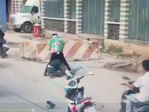 Va chạm giao thông, 2 thanh niên lao vào đánh người tới tấp, đè ra đấm túi bụi giữa ngã ba