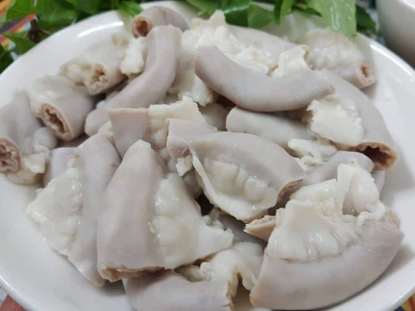 Order 1 phần xáo lòng dồi tiết, cô gái ngỡ ngàng vì cửa hàng không bỏ lòng, nghe giải thích xong còn... 'hack não' hơn!