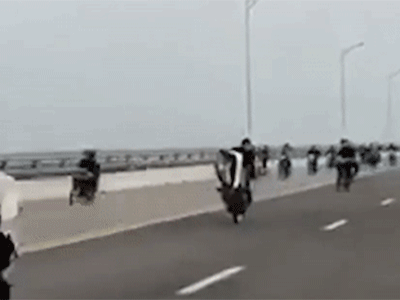 Nhóm 'quái xế' nẹt bô, bốc đầu, phóng như bay trên cầu nghìn tỷ