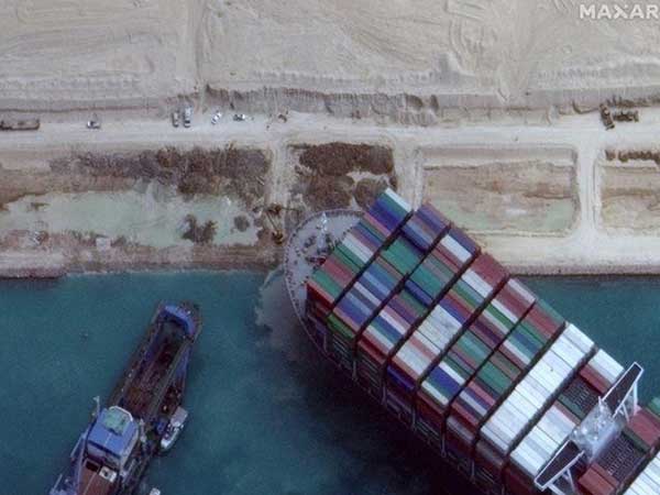 Giá dầu thô giảm mạnh khi tàu hàng ở Suez thoát mắc cạn