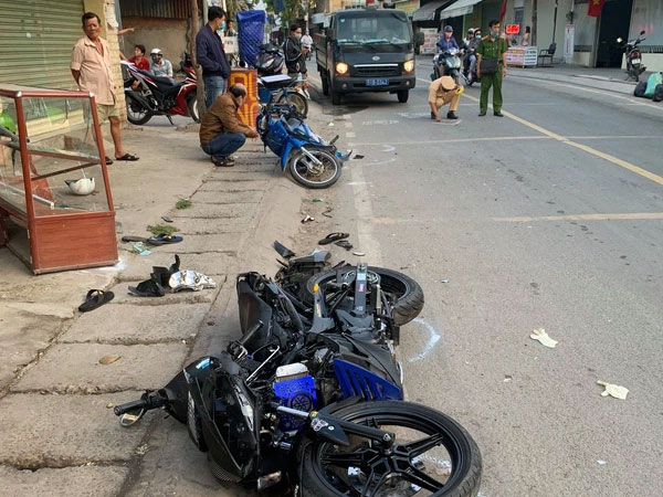 Va chạm liên hoàn với 2 xe máy khiến 2 thanh niên thương vong, tài xế xe 3 bánh rời khỏi hiện trường