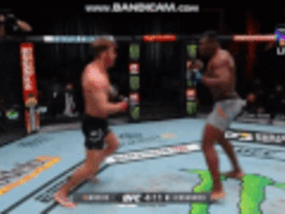 'Quái thú' UFC tung đấm trời giáng, tiễn đối thủ vào cơn mê