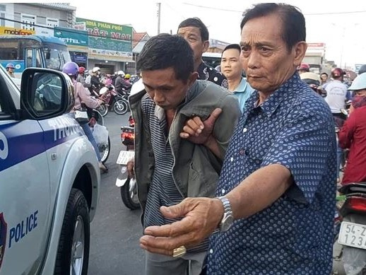 Vờ mua vàng rồi cầm 2 dây chuyền bỏ chạy