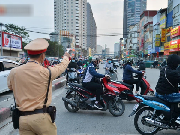Ảnh: Hàng trăm phương tiện đi ngược chiều vội "quay xe" khi gặp CSGT