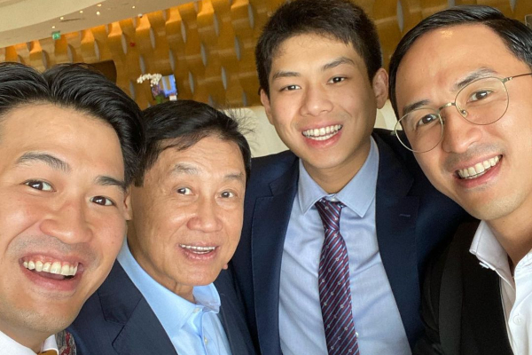 Tỷ phú Johnathan Hạnh Nguyễn chụp hình cùng 3 người con trai: Đỉnh cao giàu sang và quyền lực