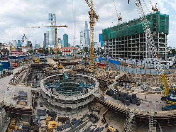 Ảnh: Cận cảnh ga ngầm metro có 'giếng trời' xuyên xuống lòng đất giữa trung tâm Sài Gòn