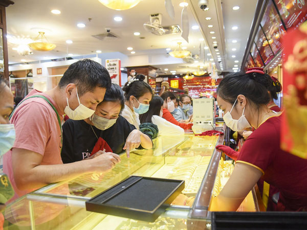 Giá vàng hôm nay 30-3: Rơi thẳng đứng, các quỹ đầu tư bán 14,1 tấn vàng