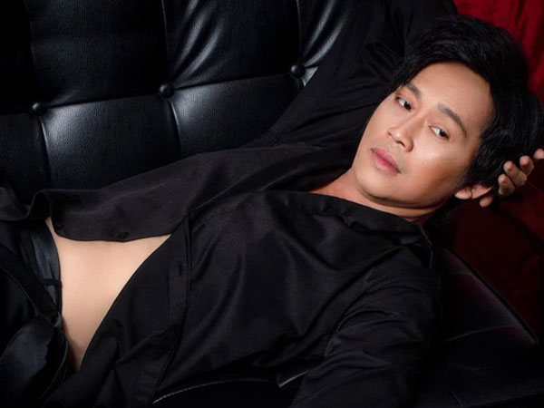 NS Hoài Linh vạch áo khoe bụng 6 múi dồn 1 khiến cả showbiz dậy sóng, Tiến Luật nhận xét 'nam thần' còn Hồ Việt Trung khẳng định 'hot boy nổi loạn'