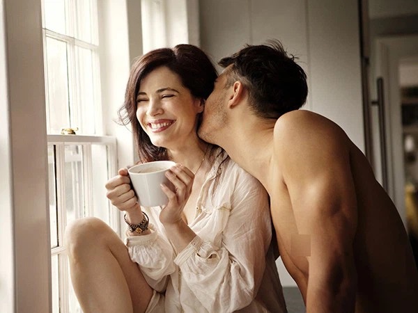Một người đàn ông trưởng thành, yêu vợ thật lòng sẽ không nói 'anh yêu em', mà chọn cách thể hiện tình cảm qua những việc làm này