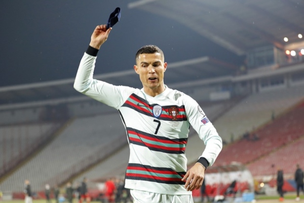 Ronaldo đối diện án treo giò vì ném băng đội trưởng