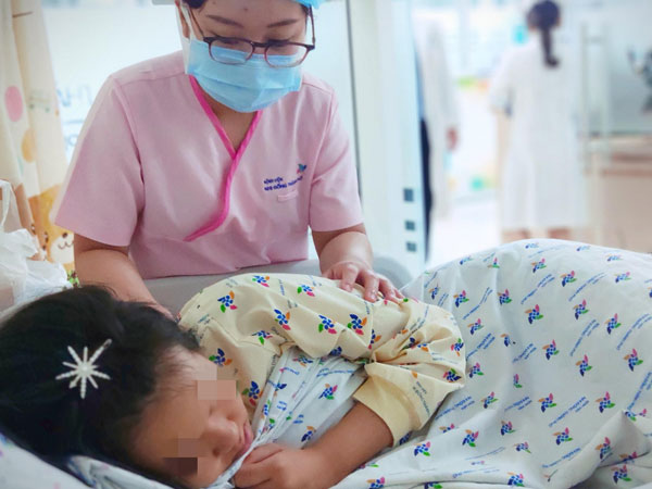 Bé gái 13 tuổi uống thuốc diệt cỏ tự tử do bị bạn bè tẩy chay, cô lập và bắt nạt trên mạng xã hội