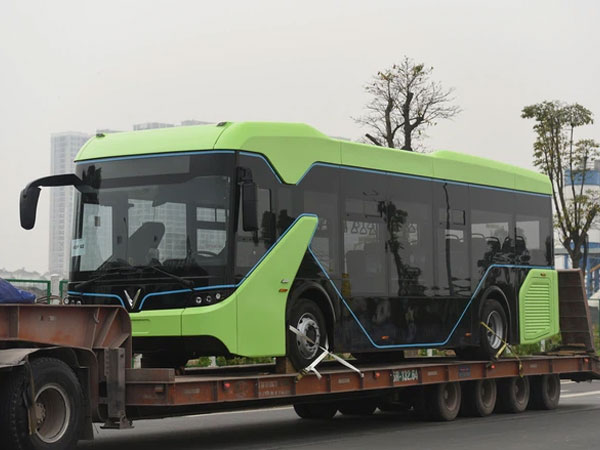 Lộ ảnh xe bus điện VinFast được vận chuyển về Hà Nội