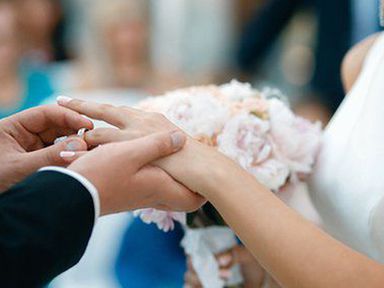 Con dâu nài nỉ bố chồng kết hôn giả vì lý do lãng xẹt