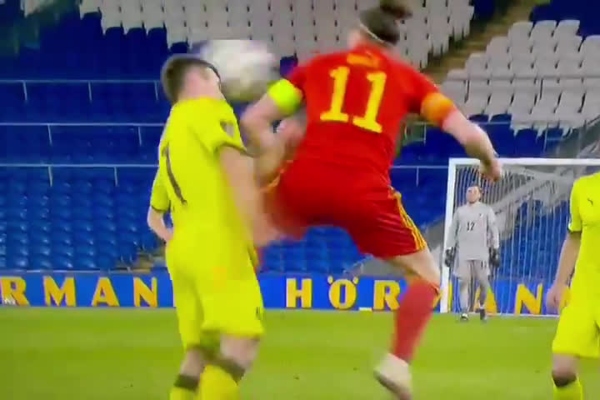 Bale giựt chỏ trả đũa kẻ phân biệt chủng tộc trong trận cầu căng thẳng giữa Wales và Czech