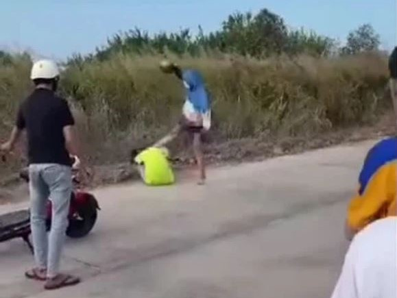 Mâu thuẫn trên mạng xã hội, nhóm nữ sinh cấp 2 hẹn nhau đến sân bay 'nói chuyện'