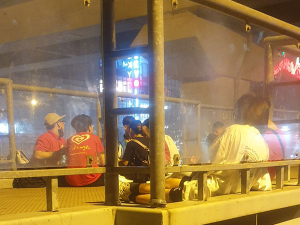 Bất chấp biển cấm, nhiều bạn trẻ vẫn vô tư tụ tập, hóng mát trên cầu vượt bộ hành