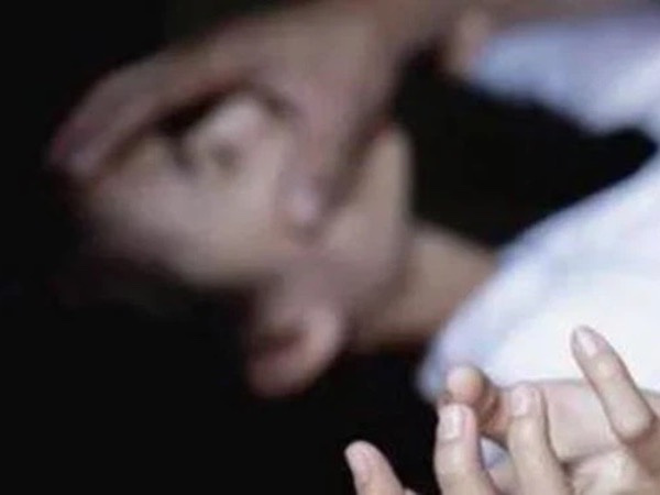 Đến làm thuê, cô gái bất ngờ bị chủ quán dùng vũ lực khống chế, hiếp dâm