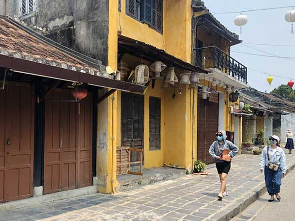 Hàng quán Hội An thanh lý, trả mặt bằng hàng loạt