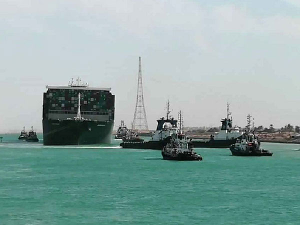 Chùm ảnh hàng trăm tàu lũ lượt qua kênh đào Suez
