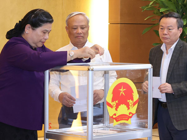 Trình miễn nhiệm ba Phó chủ tịch Quốc hội