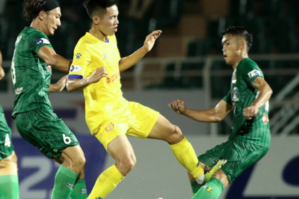 V.League ra án phạt nặng cho 2 cầu thủ có hành vi chơi bóng thô bạo