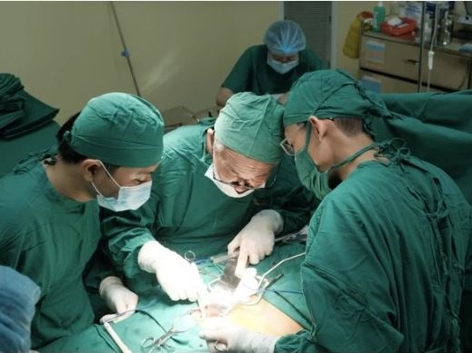 Sửa điện, người đàn ông rơi từ cột điện cao 5 mét xuống đất nguy kịch