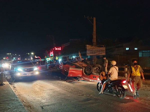 Tai nạn hy hữu: Ô tô 4 chỗ văng trúng xe máy rồi lật chỏng vó trên đường