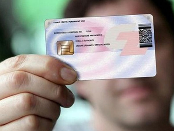 Người đã có thẻ Căn cước gắn chip khi lái xe có phải mang theo bằng không?
