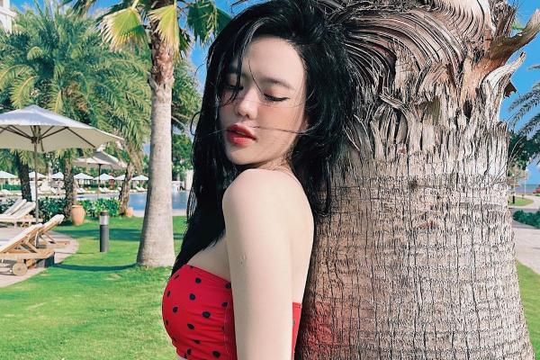 Sau loạt gái xinh, chị đẹp, đến lượt con dâu ông trùm điện tử Sài Gòn bước vào 'đường đua' bikini