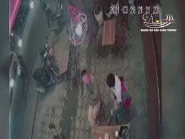 Khoảnh khắc xe phân khối lớn hất tung 2 người phụ nữ sang đường, camera 'bóc' tốc độ khủng