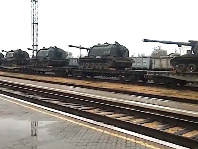Vũ khí hạng nặng của Nga đổ dồn về biên giới Ukraine, nguy cơ chiến tranh tăng cao
