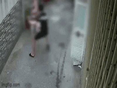 Kinh hoàng clip gã thanh niên dùng dao đâm túi bụi bạn gái, sau đó bị đúng con dao găm trúng người tử vong