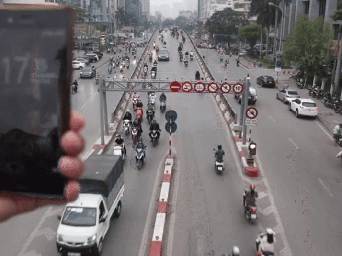 VIDEO: Bị cấm lên cầu vượt ở 2 khung giờ, nhưng xe máy vẫn nườm nượp đi qua