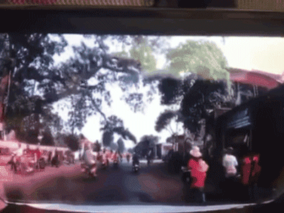 Khoảnh khắc cây đa 300 tuổi gãy cành 'khủng' đè trúng 4 học sinh ở Nghệ An