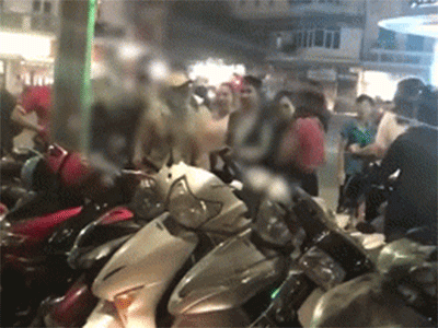 Clip người đàn ông thẳng tay đấm, tát vợ trên phố đi bộ Hồ Gươm: 'Tôi ở nhà nấu cơm nuôi con, còn con này thì đi với trai'