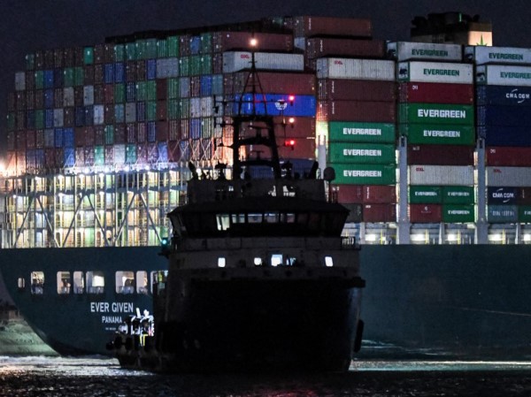 Nỗ lực chạy đua với siêu mặt trăng giải cứu tàu trên kênh Suez