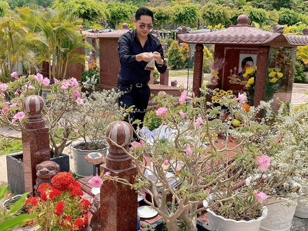 Bạn bè thăm mộ nhân hai năm Anh Vũ mất