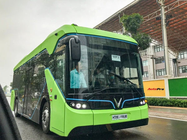 VinBus đầu tiên lăn bánh tại Hà Nội: Êm, không khí thải, bãi đỗ có pin mặt trời, có khu rửa xe riêng 'xịn sò'