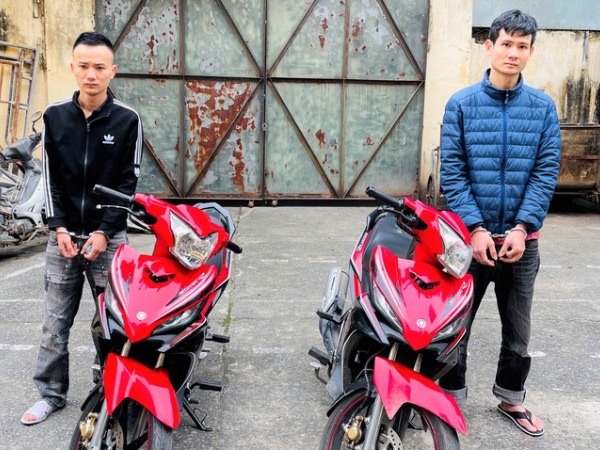 Đi xe máy bịt mặt, mang theo 2 khẩu súng nổ nhiều phát đạn vào nhà dân
