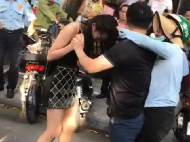 1 phụ nữ rủ bạn đi đánh ghen và lột lấy tài sản của 'tình địch'
