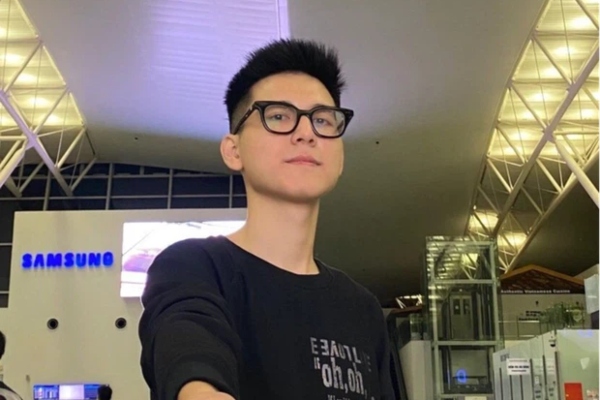Nhan sắc thay đổi chóng mặt của 'hotboy cầm cờ': Giảm cân ngoạn mục, còn điển trai như 4 năm trước?