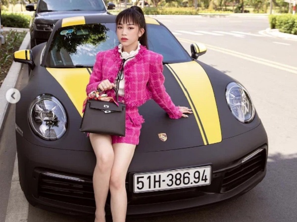Con gái Minh Nhựa khoe thần thái sang chảnh với set đồ Chanel nhưng lại bị góp ý vì 'lỡ' phối phụ kiện là túi Hermès