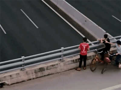 Nhóm học sinh đứng ở cầu vượt ném đá vỡ kính ô tô chạy trên cao tốc Hà Nội - Hải Phòng