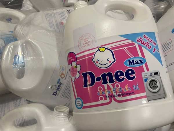 Hà Nội: Đột kích xưởng sản xuất quy mô lớn giả nhãn hiệu nước giặt Dnee
