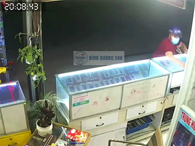 Gã đạo chích đu hẳn lên thành tủ, trộm cả chục chiếc điện thoại