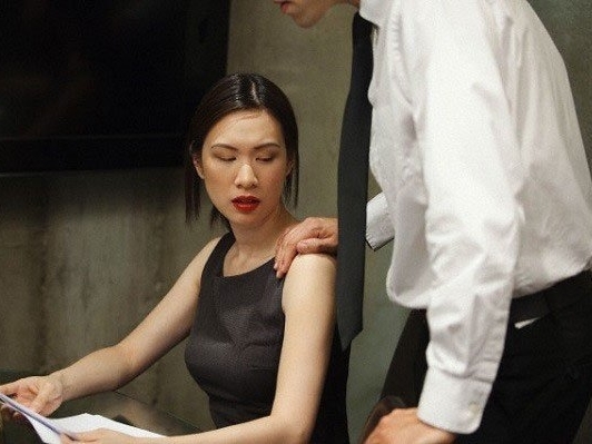 Giữa lúc ân ái vợ đưa tay vuốt lưng chồng thì bị hất ra: 'Khiếp quá đi', cô bàng hoàng thông suốt một sự thật rồi đưa ra quyết định