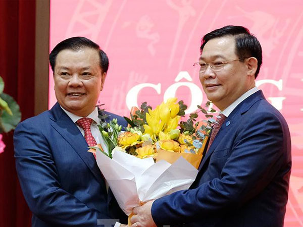 Toàn cảnh lễ trao Quyết định cho Tân Bí thư Thành uỷ Hà Nội Đinh Tiến Dũng