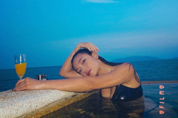 Châu Bùi viết caption tâm huyết kèm ảnh bikini mà netizen chỉ quan tâm ai chụp, khổ chủ phải lên tiếng luôn